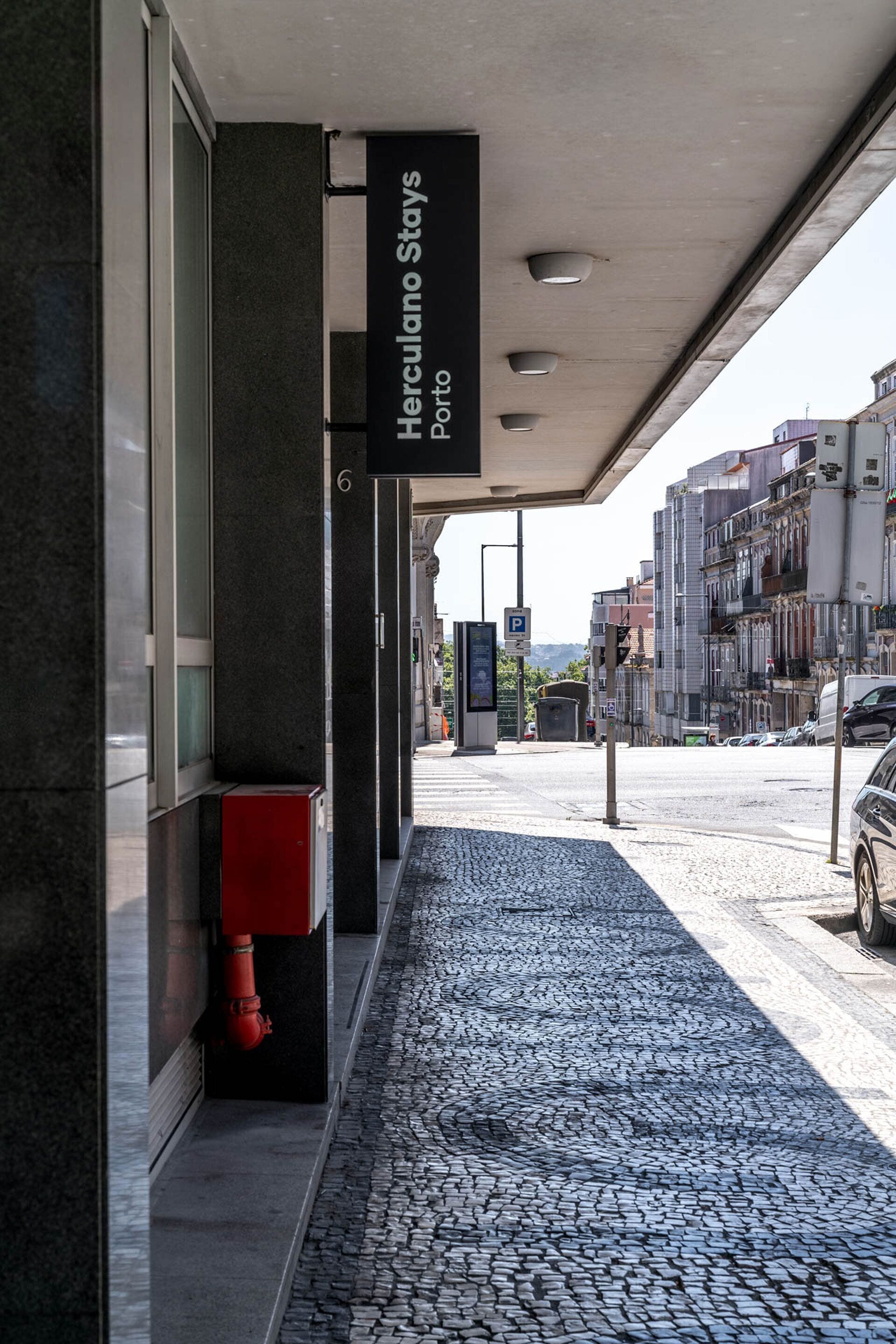 En hotelindgang med skilt, der viser "Herculano Stays Porto".