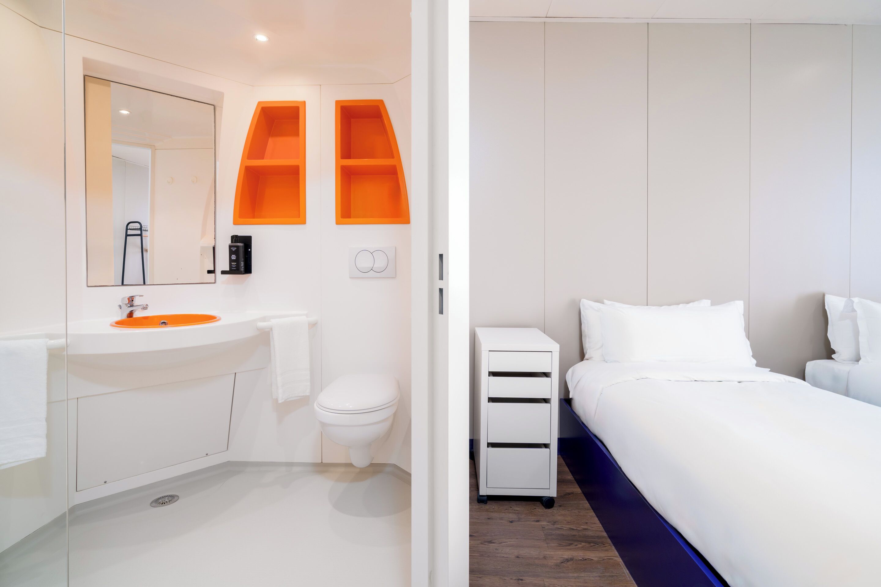 Dreibettzimmer | Badezimmer | Dusche, umweltfreundliche Kosmetikartikel, Haartrockner, Handtücher