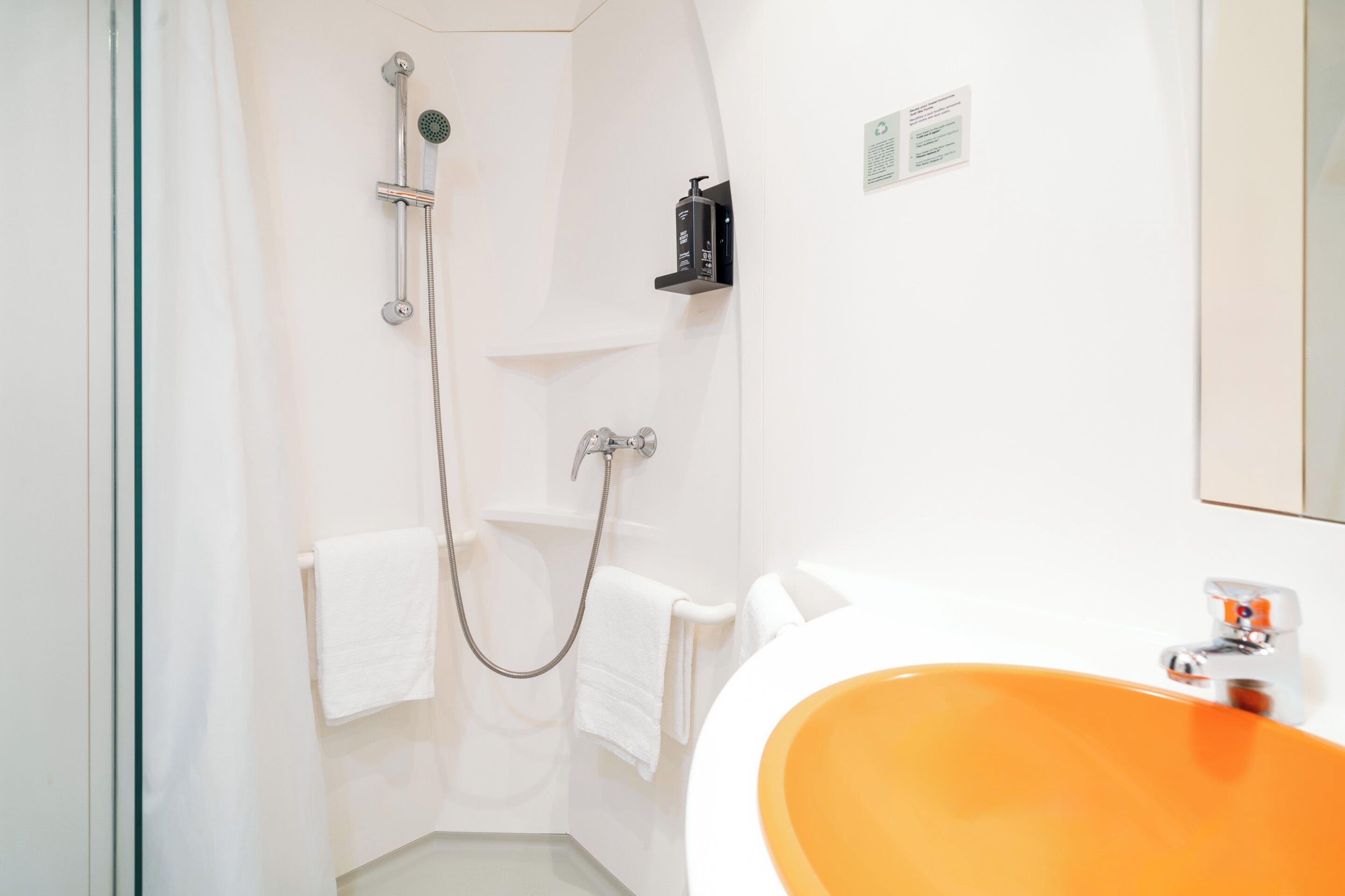 Queen Room | Banheiro | Chuveiro, produtos de toalete biodegradáveis, secador de cabelo 