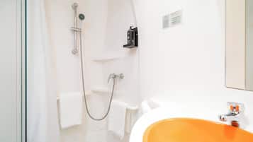 Queen Room | Bathroom | Shower, eco-friendly toiletries, hair dryer, towels