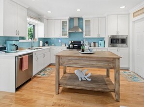 Geladeira, micro-ondas, fogão, lava-louças