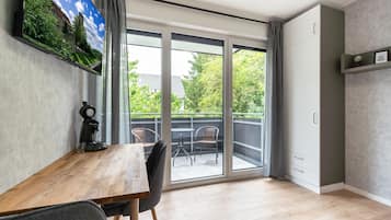 Standard Double Room | Living area | 43-inch Smart TV with satellite channels, Netflix, heated floors