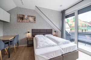 Ropa de cama hipoalergénica y escritorio 