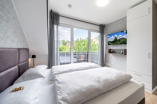 Comfort Double Room | Hypo-allergenic bedding, desk, laptop workspace, blackout drapes - SmartLiving Boardinghouse- 24h Check In (Bielefeld)