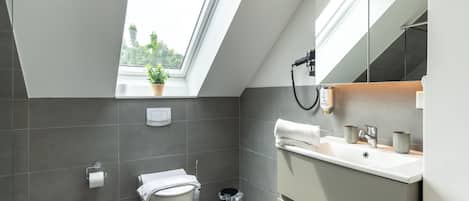 Chambre Confort double | Salle de bain | Douche, séchoir à cheveux, plancher chauffant (salle de bain)