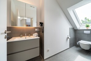 コンフォート ダブルルーム | バスルーム | シャワー、ヘアドライヤー、床暖房、タオル