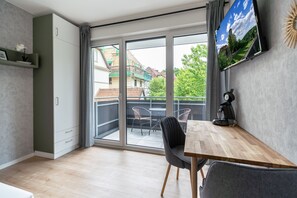 Standard Double Room | Living area | 43-inch Smart TV with satellite channels, Netflix, heated floors - SmartLiving Boardinghouse- 24h Check In (Bielefeld)