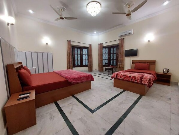 Deluxe Triple Room | Free WiFi - City Home Guest House (Islamabad)
