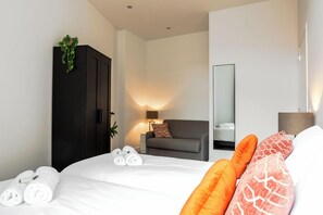 1 quarto, ferros/tábuas de passar roupa, berço de viagem