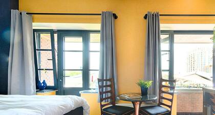 Apartment with smart TV, private kitchen, and designer bathroom located in the heart of Tilburg.