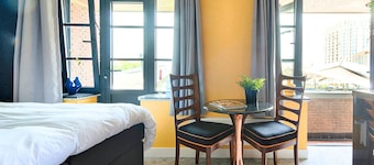 Apartment with smart TV, private kitchen, and designer bathroom located in the heart of Tilburg.