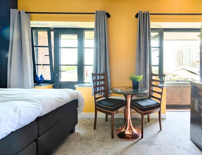 Apartment with smart TV, private kitchen, and designer bathroom located in the heart of Tilburg.