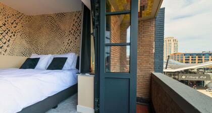 Découvrez le design unique inspiré de De Stijl de Nelly van Doesburg dans cette suite abordable et élégante au centre de Tilburg. Un choix judicieux pour les voyageurs qui apprécient un Wi-Fi rapide, le confort et un emplacement central.