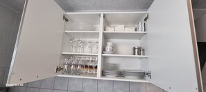 Jääkaappi, uuni, liesi, astianpesukone