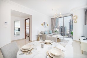 Elite-Apartment, Balkon, Stadtblick | Wohnbereich | 50-Zoll-Smart-TV mit Kabelempfang