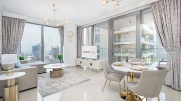 Apartament Elite, balcó, vistes a la ciutat | Sala d'estar | Televisor intel·ligent de 50 polzades amb canals per cable