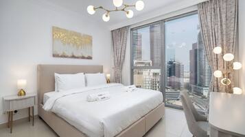 Elite appartement, balkon, uitzicht op de stad | 1 slaapkamer, een bureau, een strijkplank/strijkijzer, gratis wifi