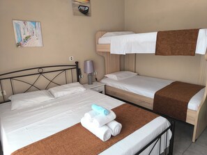 1 slaapkamer, een bureau, een strijkplank/strijkijzer, wifi