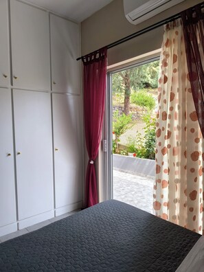 1 bedroom, desk, iron/ironing board, WiFi