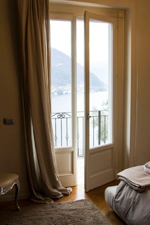 5 camere, una scrivania, ferro/asse da stiro, culla da viaggio