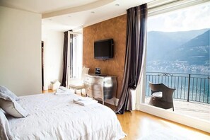 5 bedrooms, desk, iron/ironing board, travel crib