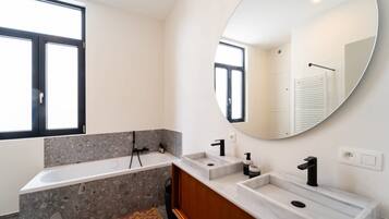 Suihku, hiustenkuivaaja, pyyhkeet