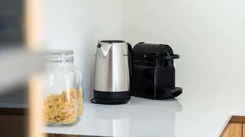 Jääkaappi, uuni, liesi, astianpesukone