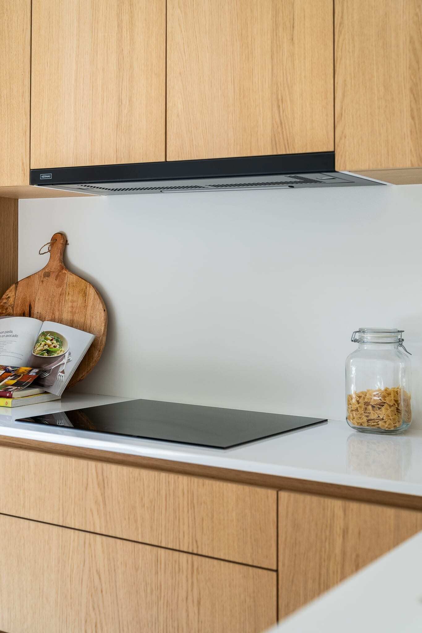 Een koelkast, een oven, een kookplaat, een vaatwasser