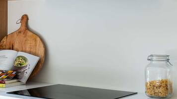 Een koelkast, een oven, een kookplaat, een vaatwasser