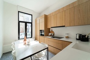 Fridge, oven, stovetop, dishwasher