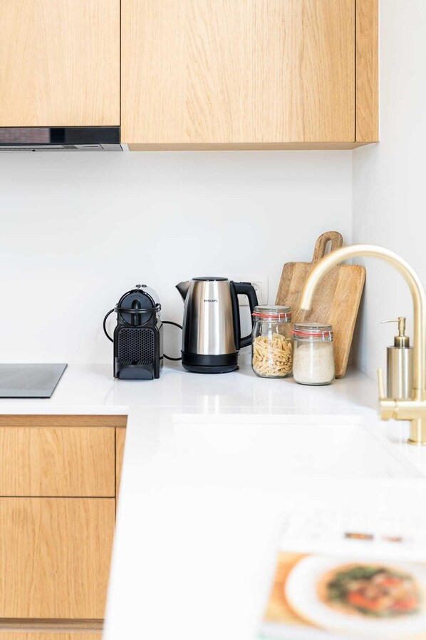 Réfrigérateur, un four, surface de cuisson, lave-vaisselle