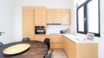 Een koelkast, een oven, een kookplaat, een vaatwasser