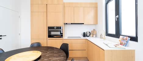 Een koelkast, een oven, een kookplaat, een vaatwasser