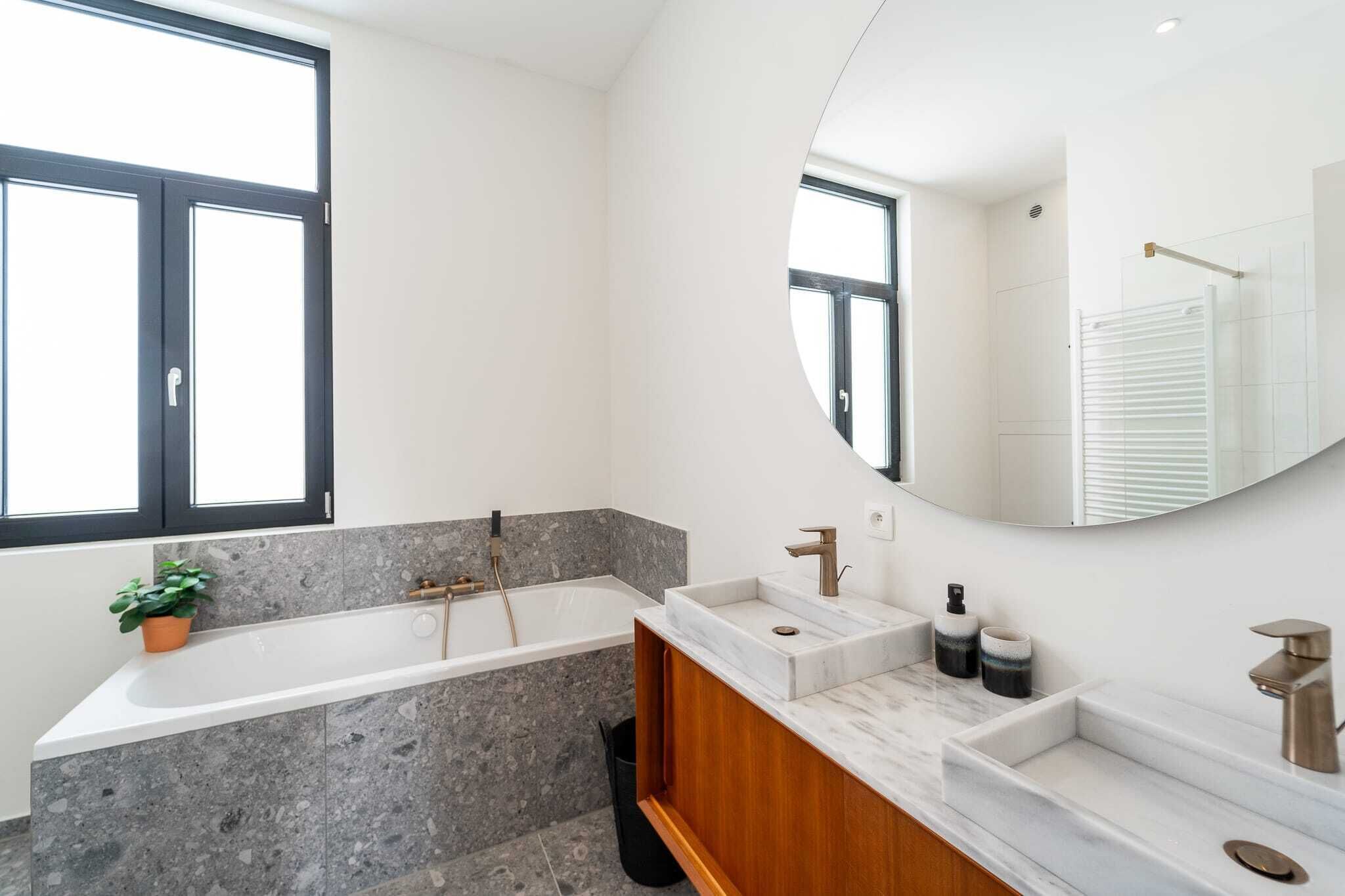 Een douche, een haardroger, handdoeken