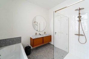 Shower, hair dryer, towels, shampoo