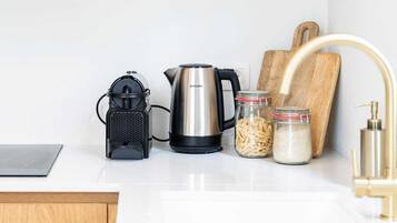 Een koelkast, een oven, een kookplaat, een vaatwasser