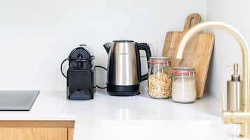 Een koelkast, een oven, een kookplaat, een vaatwasser