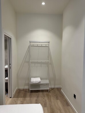 1 dormitorio, tabla de planchar con plancha, wifi y ropa de cama