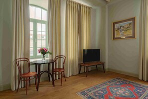 Luxury-Zimmer | Hochwertige Bettwaren, Betten mit Memory-Foam-Matratzen, Minibar