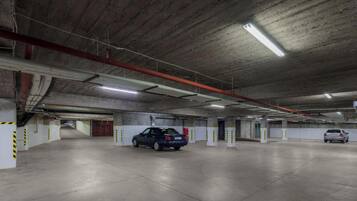 Un parking à plusieurs niveaux, avec des voitures garées.