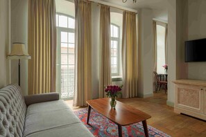 Luksushuone | Ylelliset vuodevaatteet, memory foam -patjalliset sängyt, minibaari