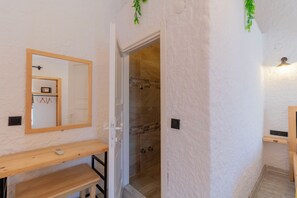 Deluxe trippelrum | Duntäcken, Tempur-Pedic-madrasser och värdeförvaringsskåp på rummet