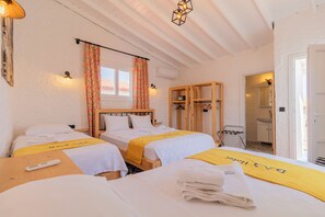 デラックス 4 人部屋 | 羽毛の掛け布団、テンピュール、セーフティボックス (室内)、アイロン / アイロン台