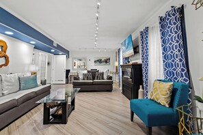 コンドミニアム ベッド (複数台) キッチン (Ocean Luxury Retreat A) | リビング エリア | 50 インチの薄型テレビ (デジタル放送視聴可)