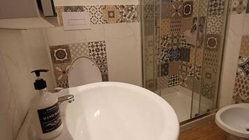 Doccia, asciugacapelli, bidet, asciugamani