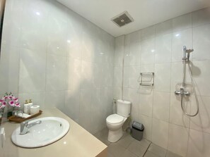 Shower, towels - Prada Living canggu (Canggu)