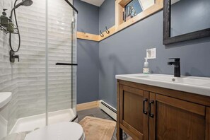 Shower, hair dryer - Wander In | Close to Mount Snow & Stratton (Wardsboro)