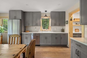 Fridge, microwave, oven, stovetop - Wander In | Close to Mount Snow & Stratton (Wardsboro)