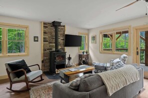 TV, fireplace - Wander In | Close to Mount Snow & Stratton (Wardsboro)
