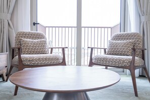 Apartamento standard, sacada, vista para a cidade | Área de estar | Smart TV 50 polegadas com canais a cabo